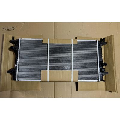 Bom preço. 10122633 Peças sobressalentes de automóveis Radiador de alumínio para sistemas de arrefecimento de automóveis MG 6 e ROEWE RX5 on-line